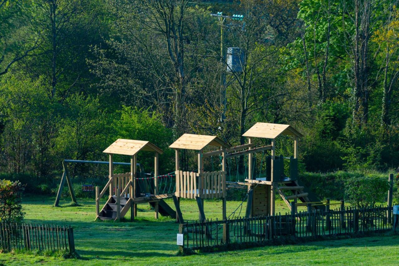 Our Goldfinch 1- Sleeps 2 Persons- Private Hot Tub-Pet Friendly-Tranquil Holiday Away From It All Yet Not Far From St Austell- The Holiday Home Has One Bedroom, Living And Dining Area, Equipped Kitchen-Decking-Outdoor Furniture-Fishing Lakes And More Grampound Esterno foto