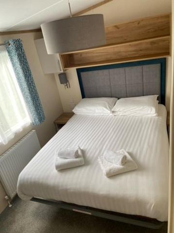 Our Goldfinch 1- Sleeps 2 Persons- Private Hot Tub-Pet Friendly-Tranquil Holiday Away From It All Yet Not Far From St Austell- The Holiday Home Has One Bedroom, Living And Dining Area, Equipped Kitchen-Decking-Outdoor Furniture-Fishing Lakes And More Grampound Esterno foto