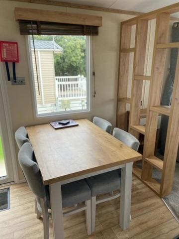 Our Goldfinch 1- Sleeps 2 Persons- Private Hot Tub-Pet Friendly-Tranquil Holiday Away From It All Yet Not Far From St Austell- The Holiday Home Has One Bedroom, Living And Dining Area, Equipped Kitchen-Decking-Outdoor Furniture-Fishing Lakes And More Grampound Esterno foto