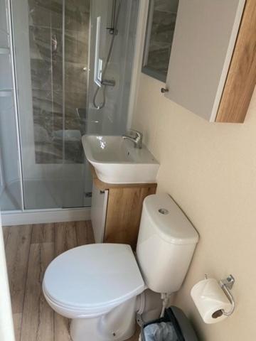 Our Goldfinch 1- Sleeps 2 Persons- Private Hot Tub-Pet Friendly-Tranquil Holiday Away From It All Yet Not Far From St Austell- The Holiday Home Has One Bedroom, Living And Dining Area, Equipped Kitchen-Decking-Outdoor Furniture-Fishing Lakes And More Grampound Esterno foto